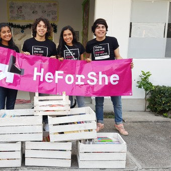 He For She Cuernavaca dona libros a niños