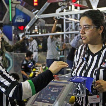 Mujeres árbitro en torneo de robótica FIRST en el Tec de Monterrey.